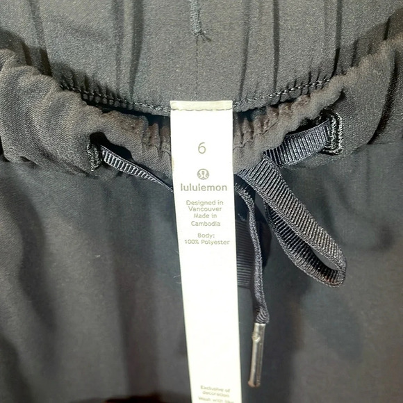 Lululemon On The Fly Crop Woven 23" in black size 6 - Picture 2 of 6